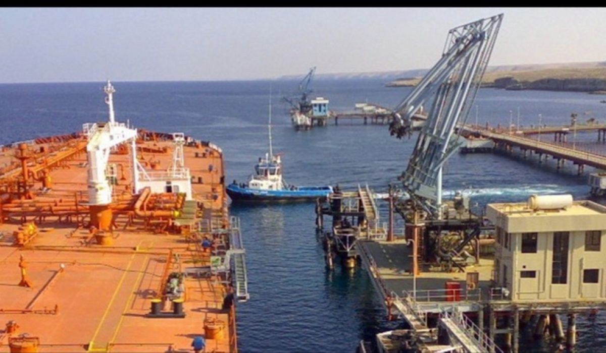 رفض دخول ناقلة نفط خام إلى ميناء الحريقة ومسؤول يوضح المستجدات