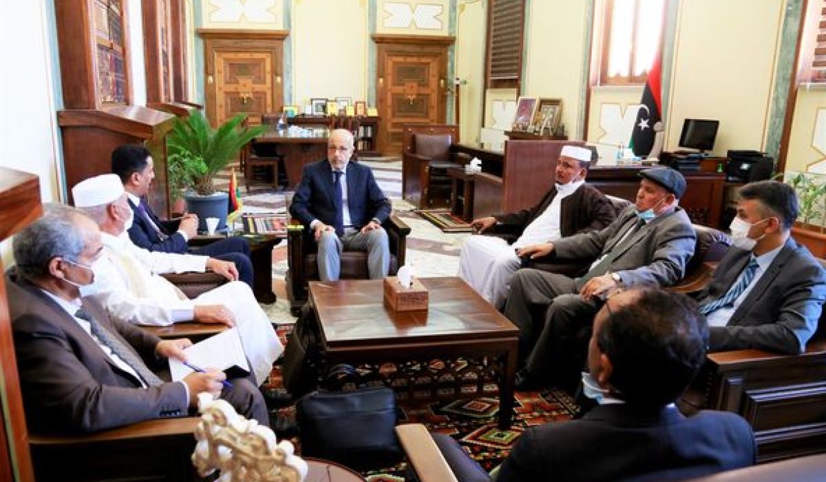 الصديق الكبير يجتمع مع عدد من المسؤولين ببلدية الجفرة لمناقشة دعم المصارف للمشاريع الزراعية