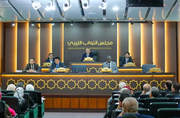 رويترز: أوراق نقدية غير رسمية تم استبدالها بالدولارات ساهمت في خفض قيمة الدينار شرق البلاد.. إليكم التفاصيل