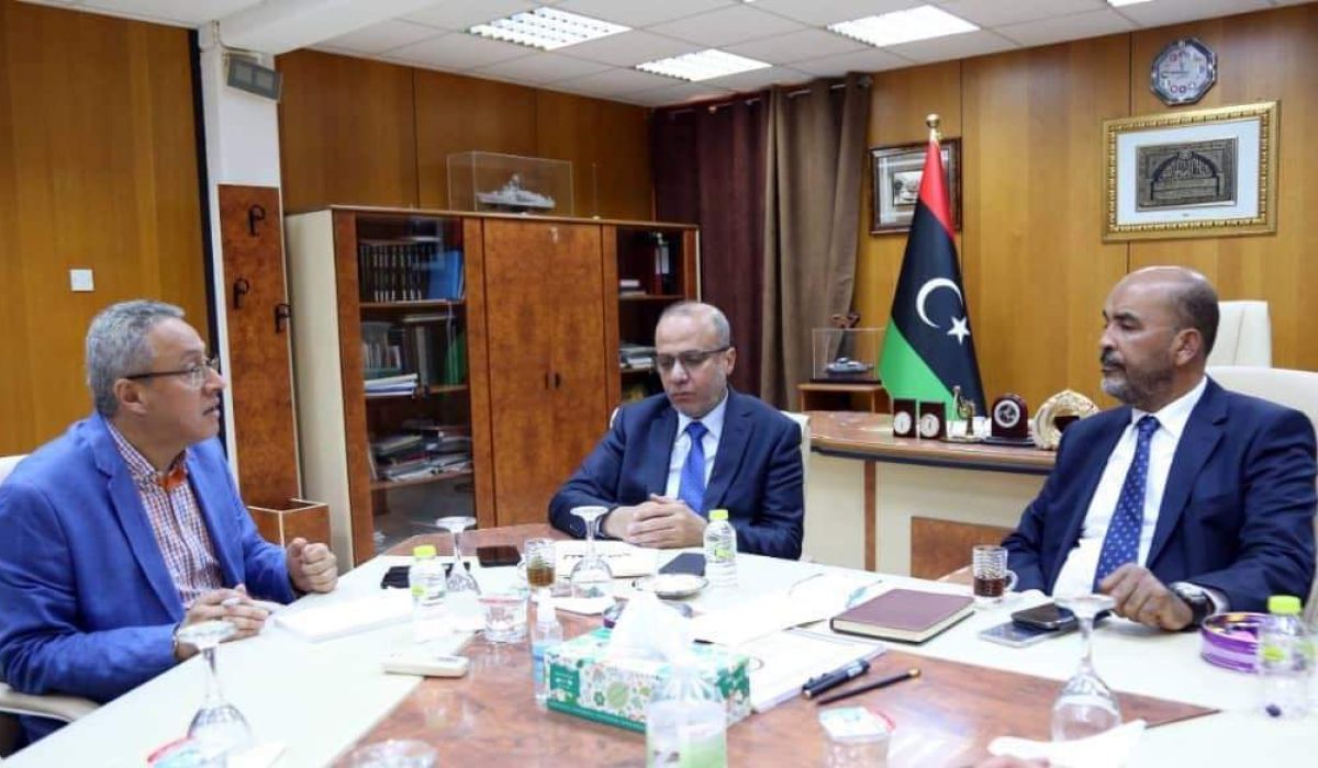 عضوي المجلس الرئاسي يناقشان مع النقابيين بالقطاع الصحي الصعوبات التي تعيق عمل الطبيب