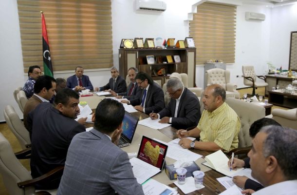 عميد بلدية طبرق يناقش مشاكلَ تكدس القمامة بشوارع المدينة