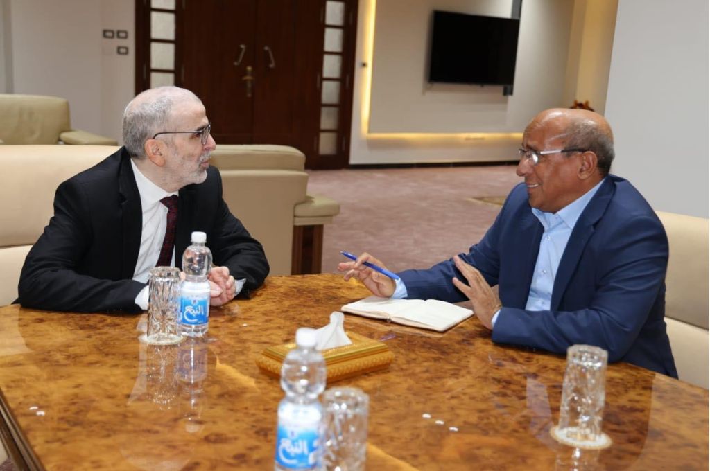 العمل والتأهيل تبحث ملف الباحثين عن العمل في بلدية عين زارة