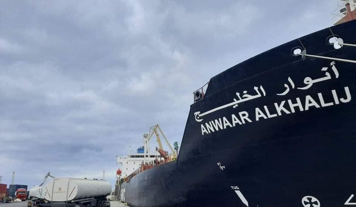 أنوار الخليج المحملة بحوالي 31 مليون لتر من الوقود ترسو بميناء طرابلس