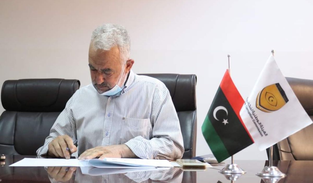 موظف ببلدية طرابلس يملأ نموذج إقرار الذمة المالية