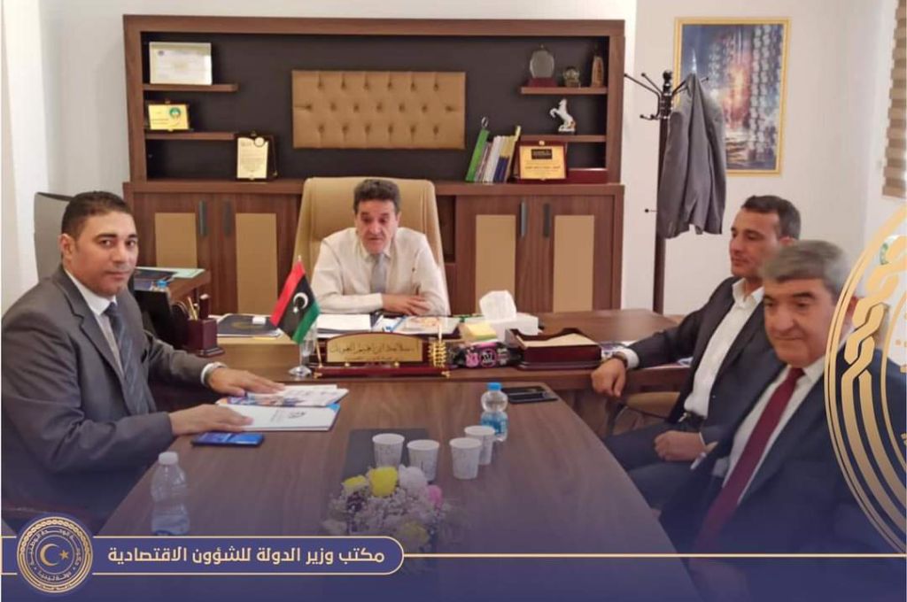 تعبئة إقرار الذمة المالية من قبل رئيس مركز جمرك ميناء الخمس البحري