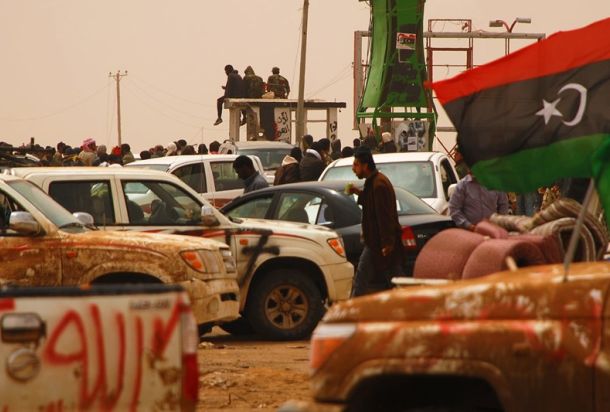 الوقود بين اتجاهين .. دعم فاتورة الحرب وإثراء بارونات التهريب