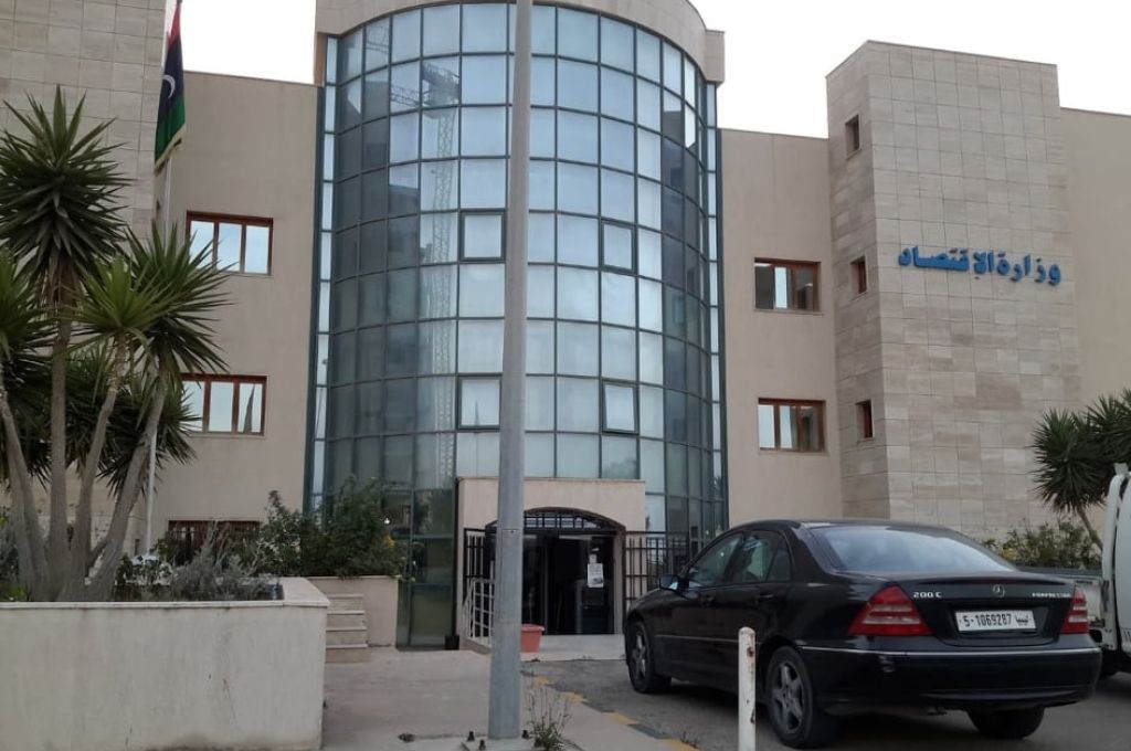 هبوط أسعار النفط في الأسواق العالمية إلى حدود 65 دولارا للبرميل