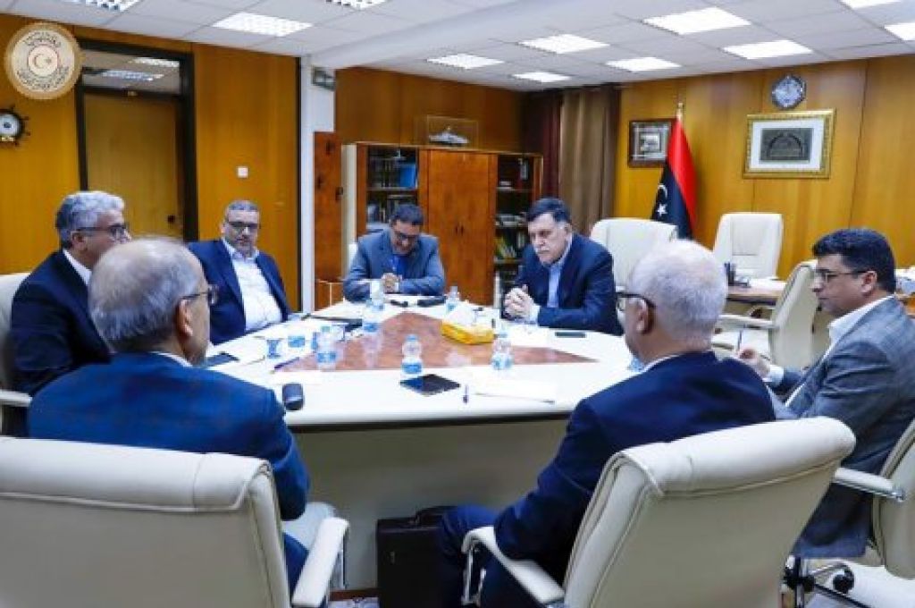 احتراق خزان بنزين بمستودع طريق المطار بطرابلس بعد استهدافه بقذيفة هاون