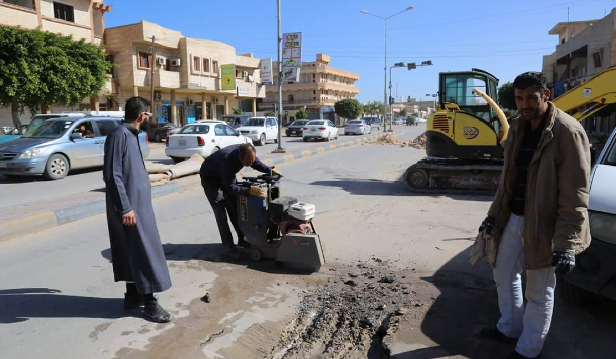بلدية زوارة تواصل معالجة الهبوط و معوقات طرق المدينة
