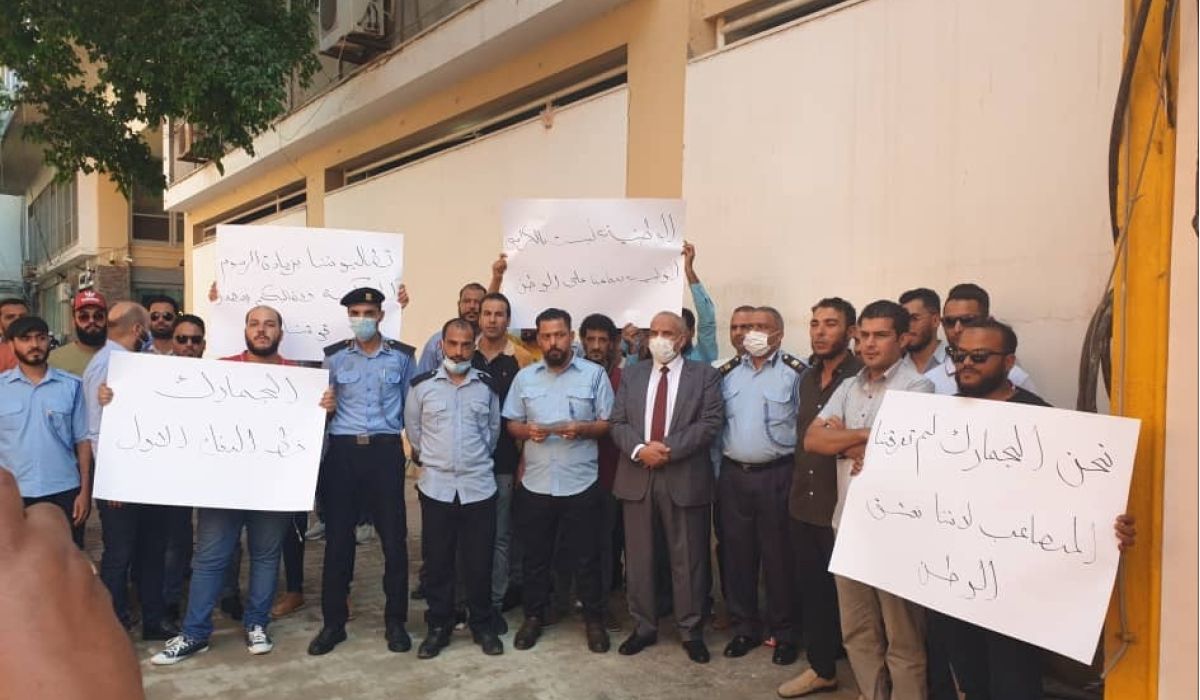 موظفو الجمارك يطالبون الحكومة بحقوقهم ويهددون بإيقاف العمل في المنافذ