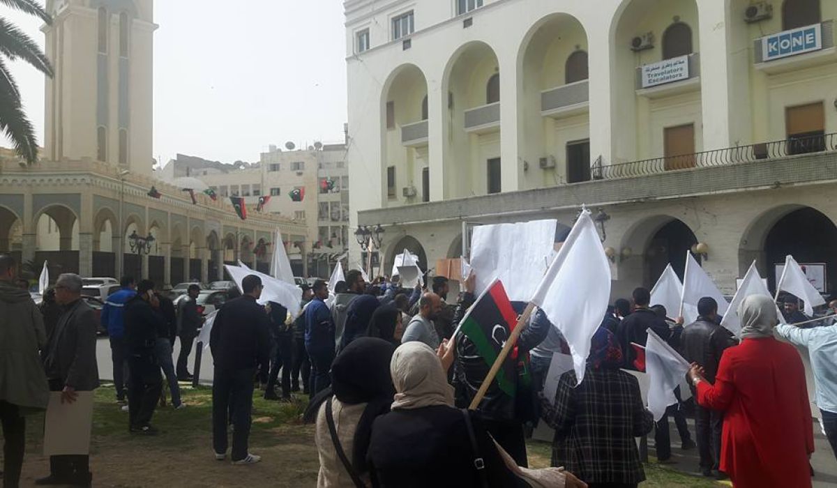 انطلاق مظاهرة بطرابلس لمطالبة الحكومة والمصرف المركزي بإيجاد حل للأزمات الاقتصادية