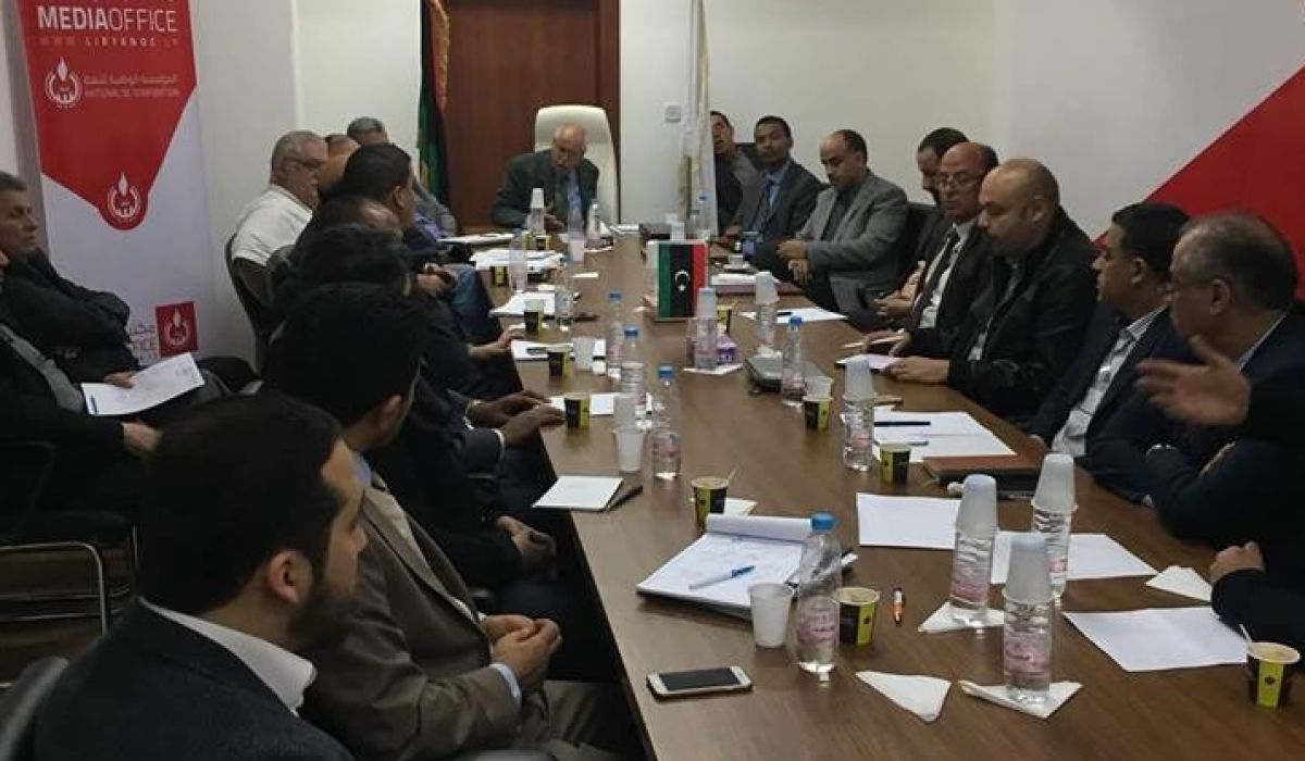 رئيس المؤسسة الوطنية للنفط التابعة للحكومة المؤقتة يجتمع بمدير فرع المؤسسة بسبها