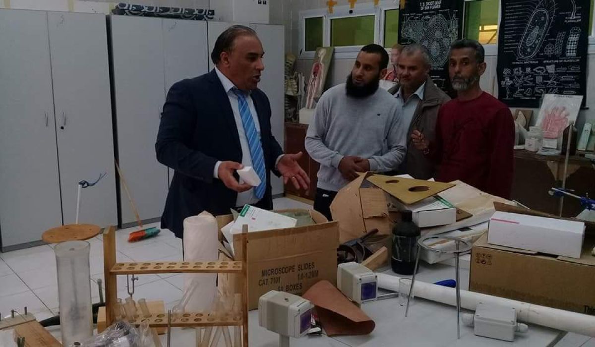 عميد بلدية سرت يزور المدارس بالمدينة ويتعهد بتوفير الاحتياجات الضرورية