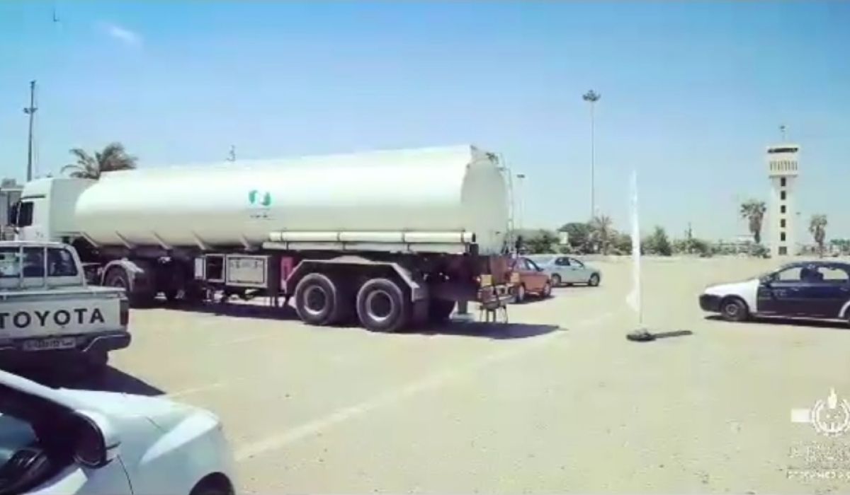 بن كورة في زيارة تفقدية إلى محطات الوقود المتحركة ويؤكد استمرار عمليات التزويد حتى تنتهي الأزمة