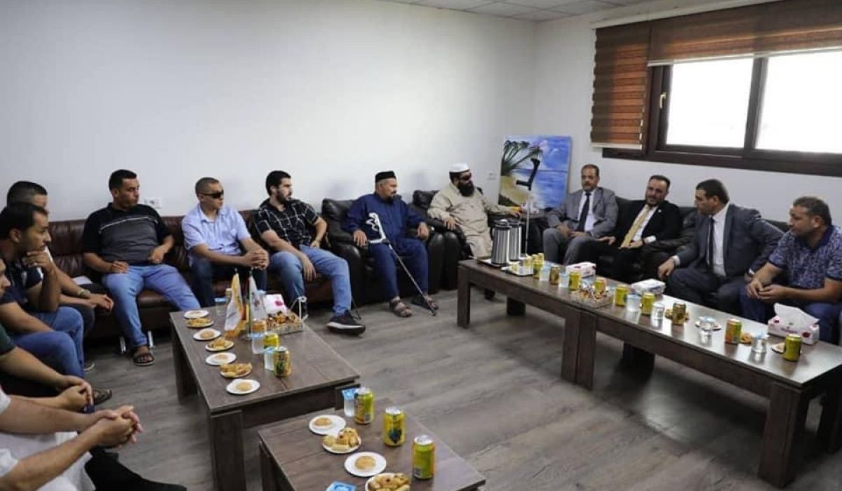 وزير الصناعة والمعادن ووكيله يزوران المنطقة الصناعية الكراريم وجمعية أبطال ليبيا لفاقدي الأطراف لمناقشة دمجهم في سوق العمل