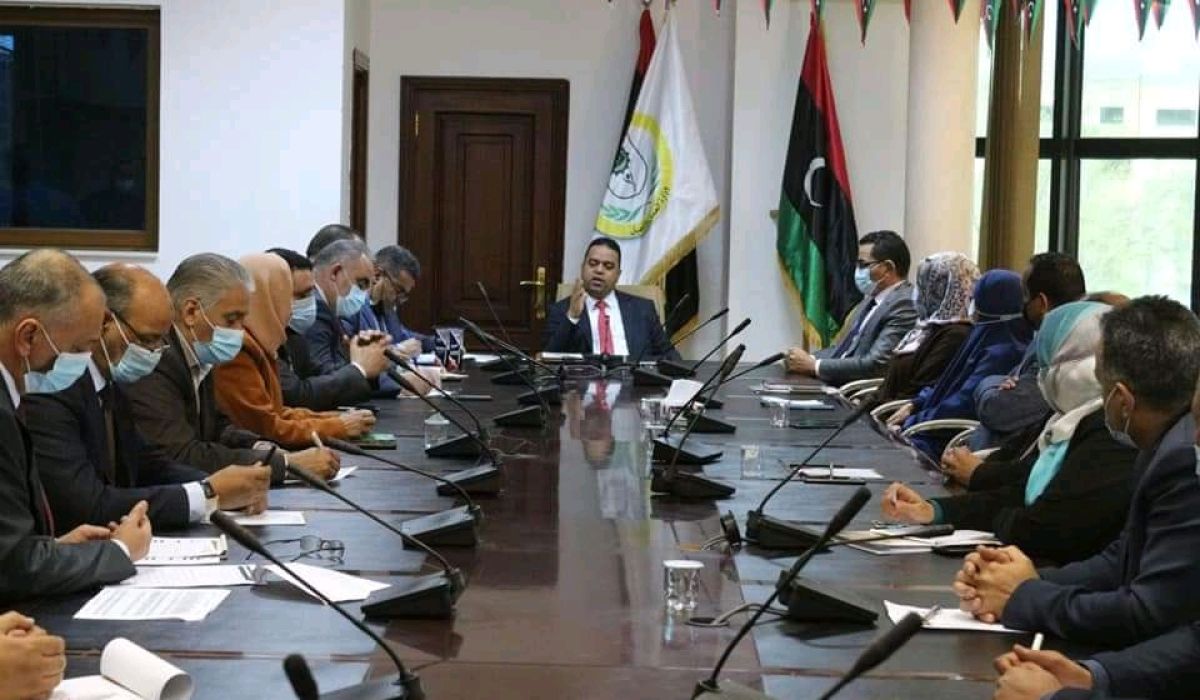 وزير العمل والتأهيل يجتمع مع مدراء الإدارات بالوزارة