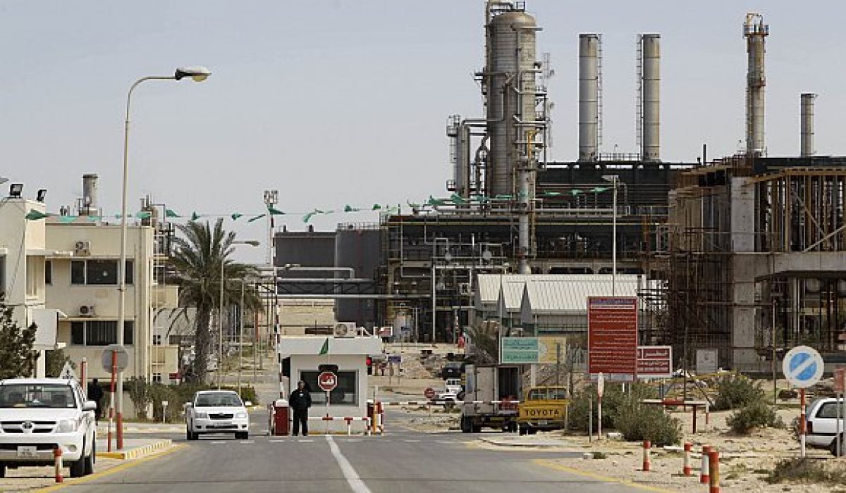 تأخر تنفيذ العمليات النفطية في ميناء الزاوية بسبب الإضراب