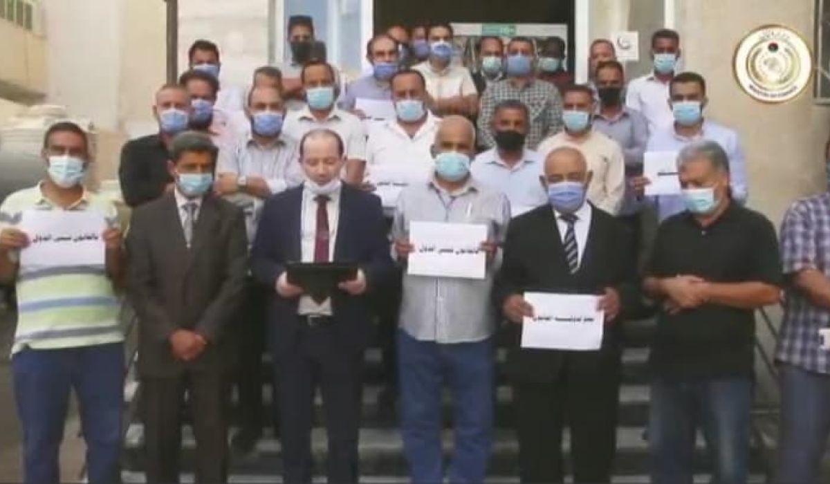 موظفو وزارة المالية يستنكرون القبض على رئيس لجنة ترشيد المرتبات ويطالبون "الرئاسي" بفتح تحقيق
