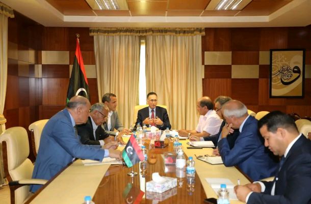 مواطنين يتوافدون أمام حقل الشرارة لإغلاقه