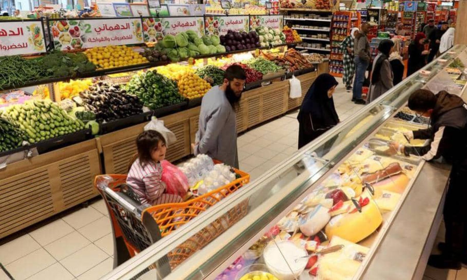 فرانس24: الوضع الاقتصادي في ليبيا حرج للغاية.. والمواطنين لا يستطعون شراء احتياجاتهم الأساسية