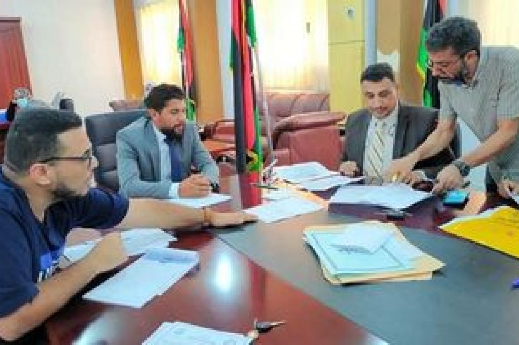 الشروع في تسليم الدفعة الأولى من منحة دعم الزواج بمدينة طبرق