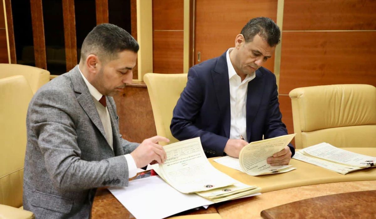 "أبوجناح" يقوم بتوقيع الدفعة الثانية من قرارات تسوية الدرجات الوظيفية للعناصر الطبية والطبية المساعدة