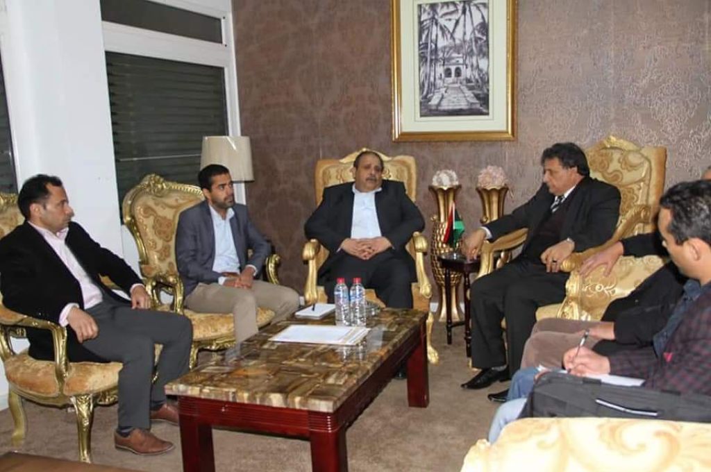 وكيل عام وزارة الصحة بالحكومة المؤقتة يناقش إحتياجات بلدية الكفرة  “الصحية والمالية”