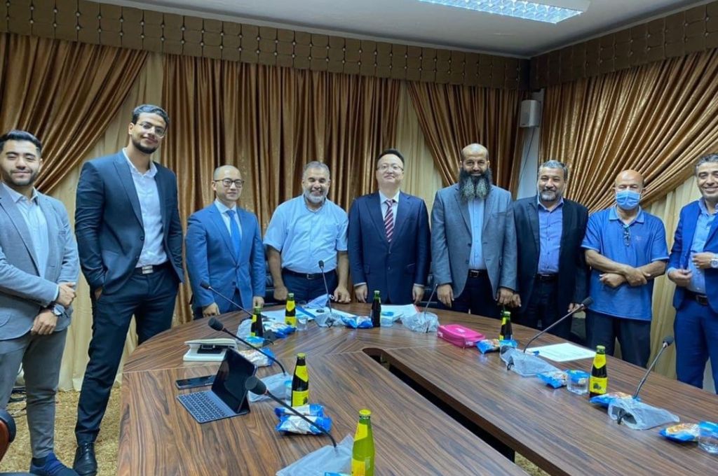 سبوتنيك: من بينهم ليبيا.. خبراء يوضحون أسباب تذبذب أسعار النفط واحتمالية بلوغه 100 دولار