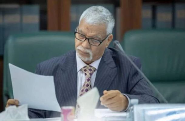 "والي" يكتب متسائلاً: هل يمكن للمركزي طرح كميات كافية من العملات الأجنبية إذا ما تم تعويم الدينار؟