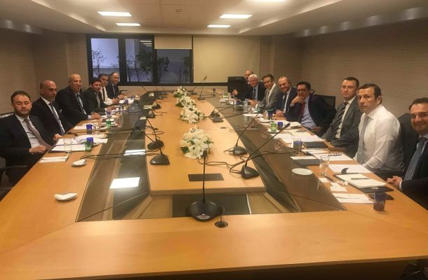 أسعار الذهب تشهد انخفاضا طفيفا في ظل تذبذب سعر صرف الدولار
