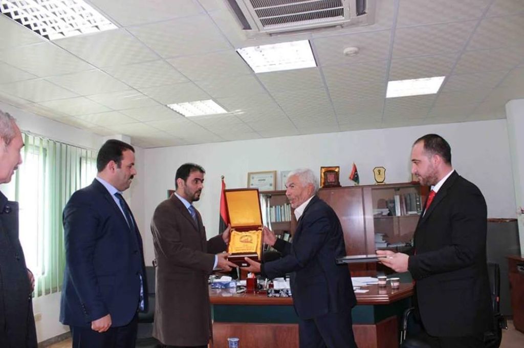 وكيل بلدية الكفرة يبحث بقرناده مصير الميزانية التسييرية للبلدية