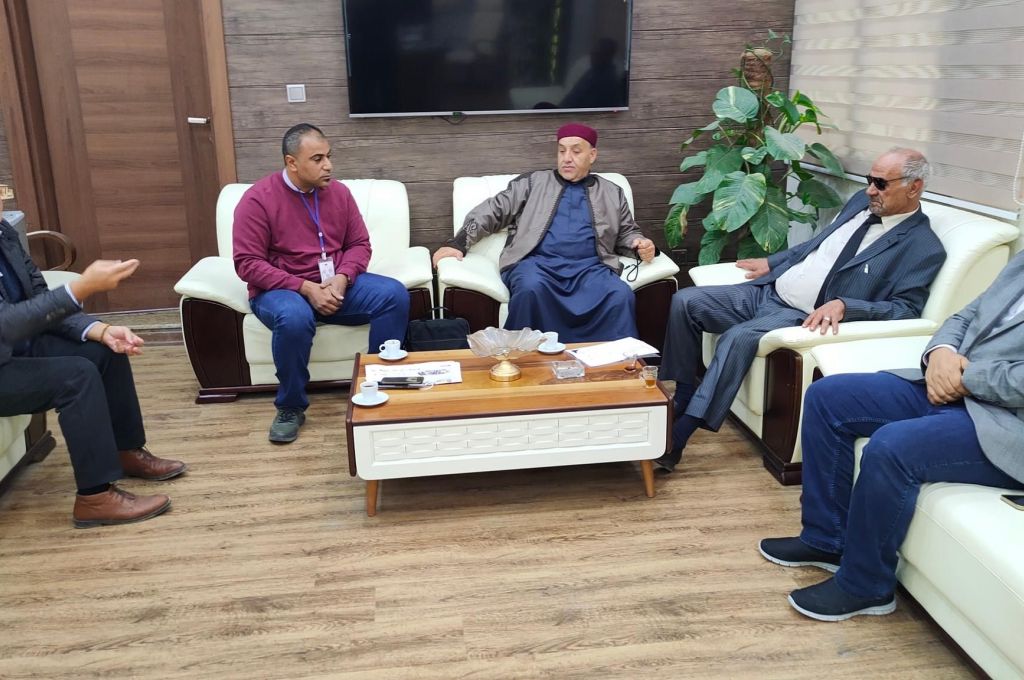 رئيس المجلس التسييري طبرق يناقش مسألة توفير مادة الإسمنت في المدينة