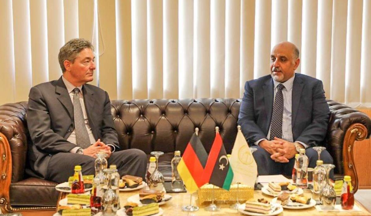 السفير الألماني لدى ليبيا يقوم بزيارة بلدية بنغازي لمناقشة دور الشركات الألمانية في إعادة الأعمار وأهمية وجودها