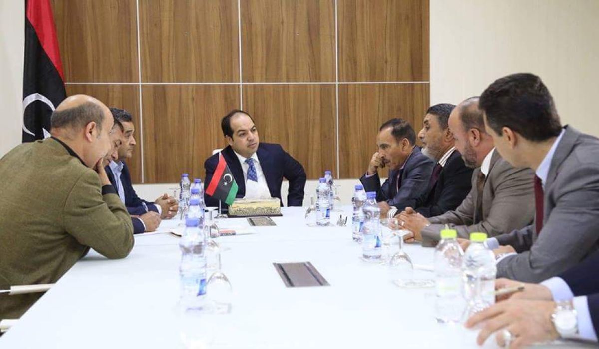 معيتيق يجتمع مع عدد من المسؤولين بالمصرف الزراعي
