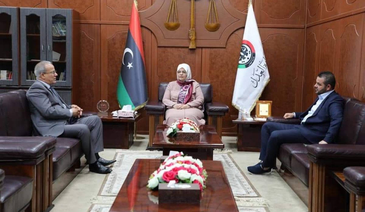 وزيرة العدل تبحث مع مدير عام مصرف الصحاري التسهيلات والتأمين الطبي بالمصرف