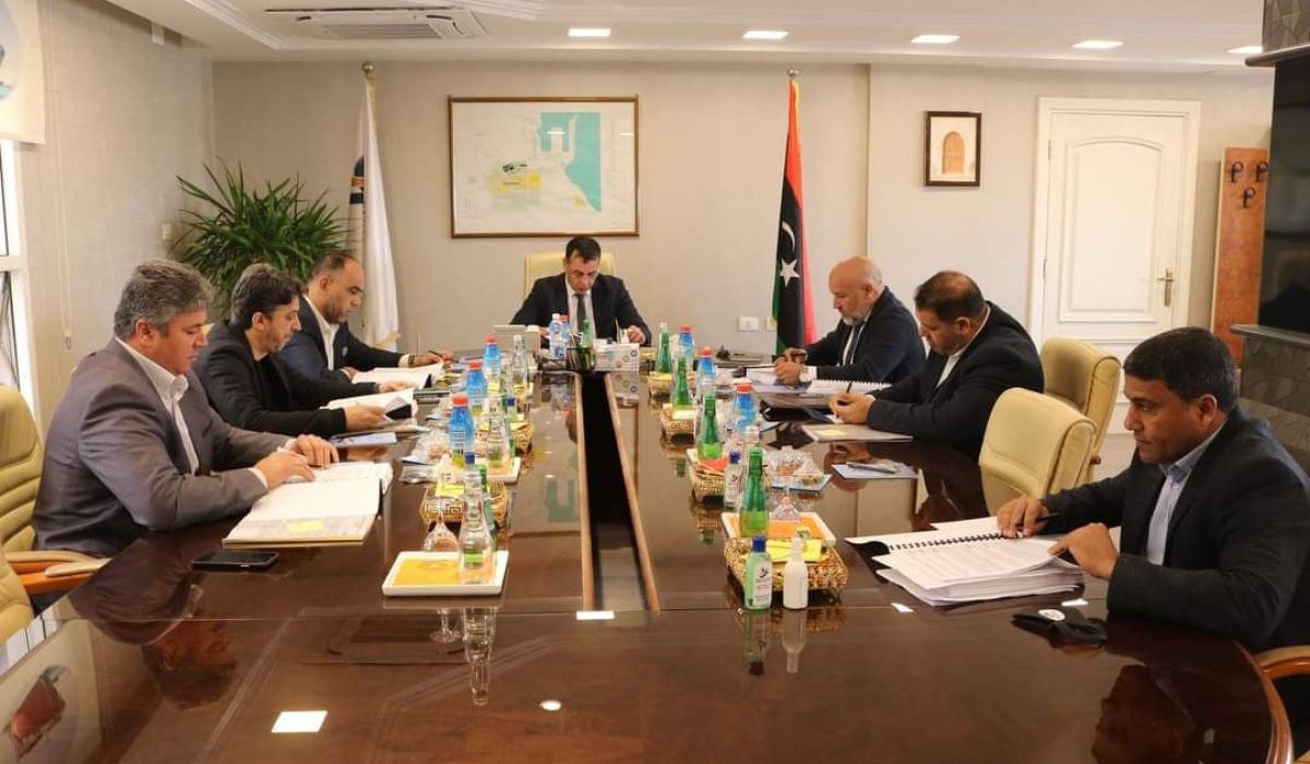 رئيس إدارة المنطقة الحرة مصراتة يجتمع لمناقشة عدد من المواضيع