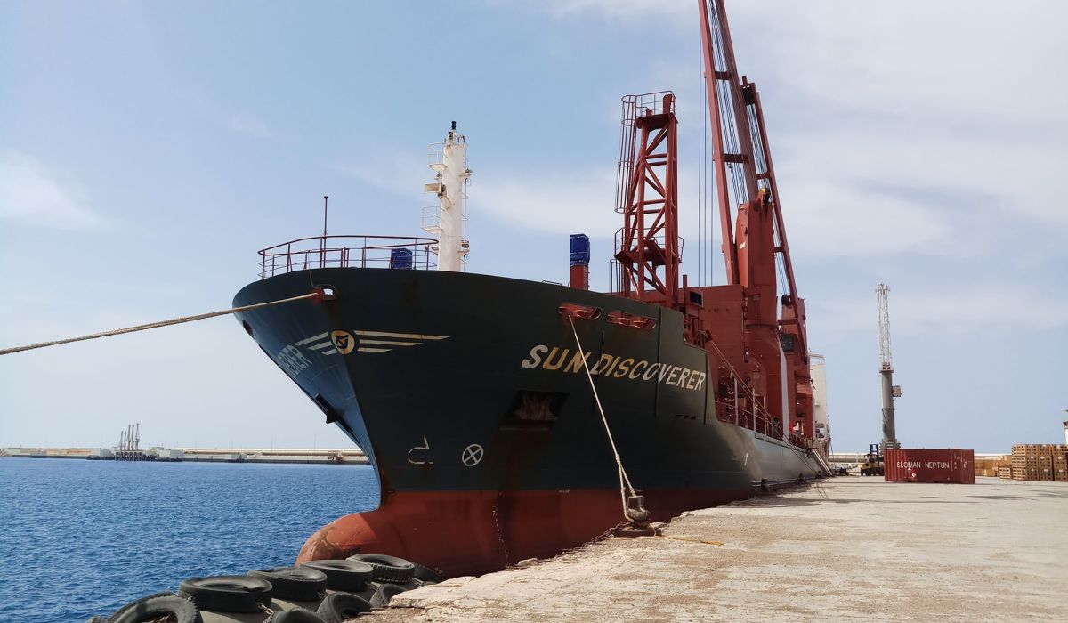 ميناء البريقة النفطي يستقبل سفنًا تجارية محملة ببضائع خاصة بالشركات النفطية
