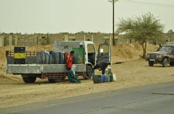 البريقة للنفط تبحث إنشاء منصتي للتفريغ والتعبئة البحرية (SPM) بمستودع جنزور ورأس المنقار النفطي
