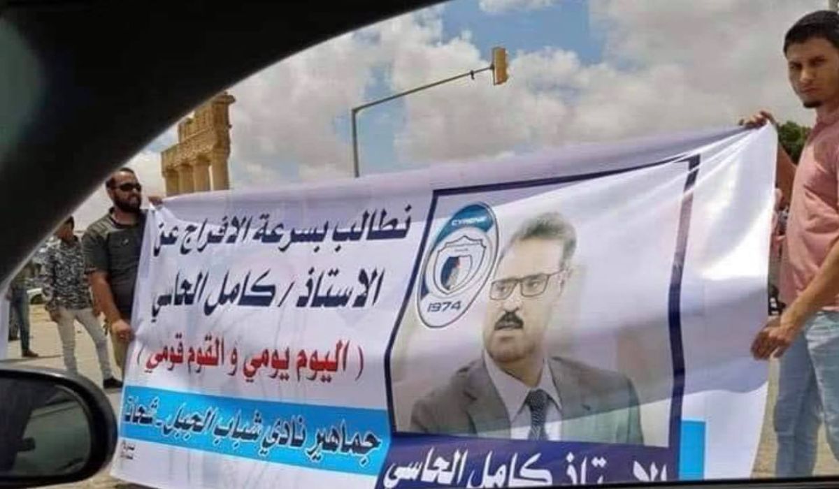 متظاهرون يحتجون على احتجاز وزير المالية بالمؤقتة "كامل الحاسي"