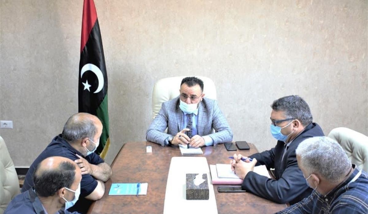 وزير الصناعة والمعادن يلتقي إدارة شركة المقطورات بديوان الوزارة