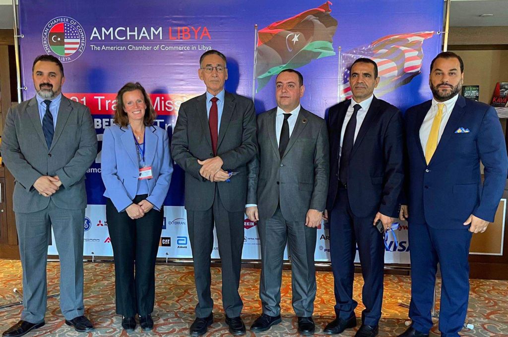 تعبئة إقرار الذمة المالية من قبل عدد من موظفي الدولة لغرض المشاركة في الانتخابات البرلمانية