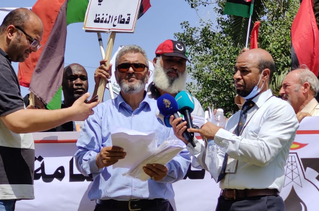 اجتماع لمناقشة انتظام المنحة المالية لأسر الشهداء وصرفها بشكل شهري