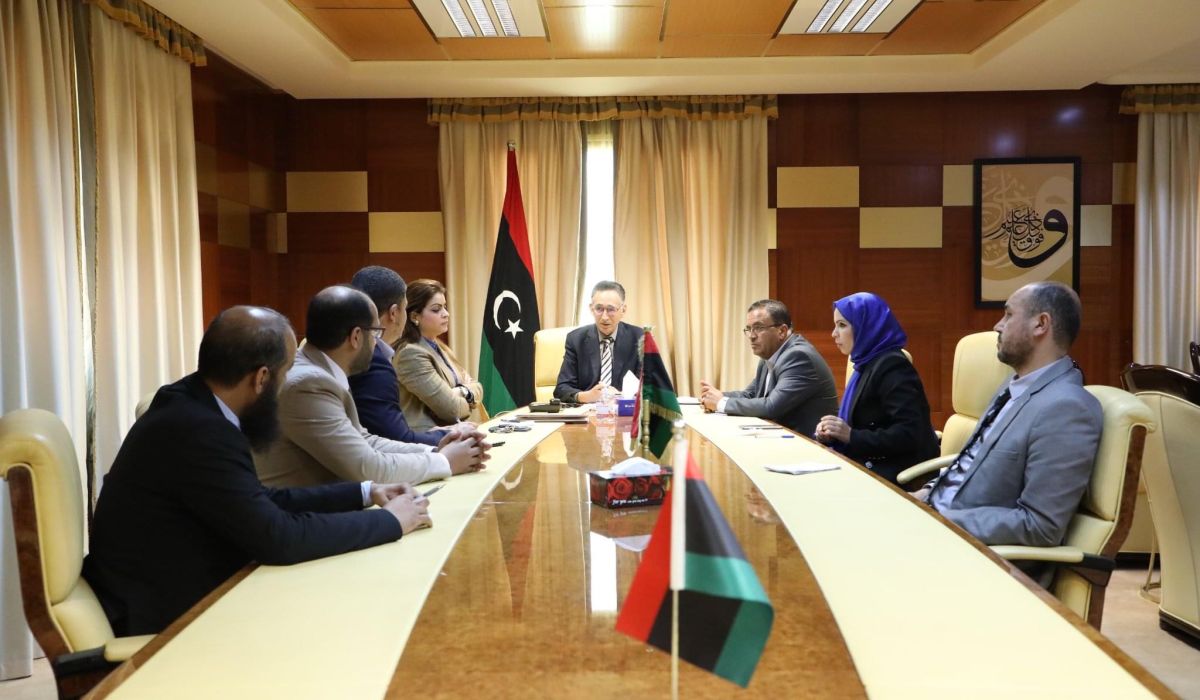 وزير الاقتصاد والتجارة يجتمع مع الإدارة القانونية بالوزارة لمتابعة آخر مهامها