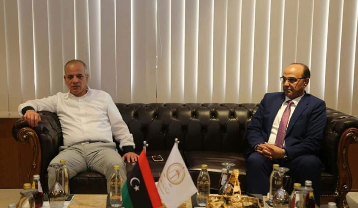 بلدي بنغازي يبحث تحديد وقت لتوزيع الوقود على المحطات