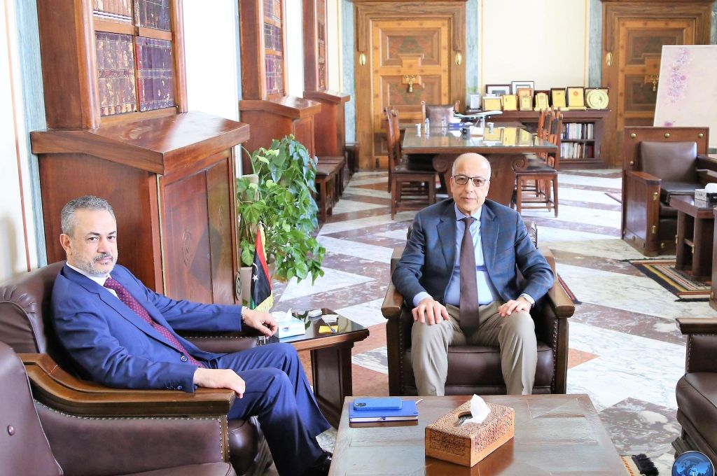 ميدل إيست مونيتور: الدبيبة يستمد قوته من المصرف المركزي ..الآن من أين ستوفر الحكومة تمويل "الرواتب الموعودة"؟