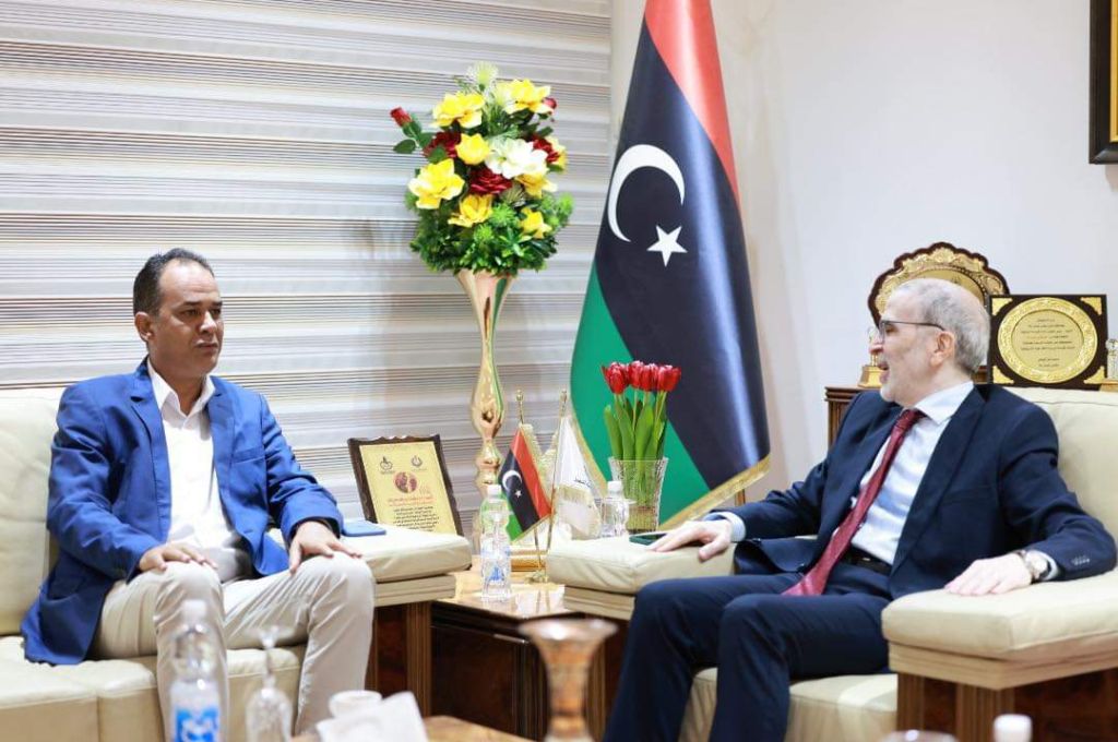 تعبئة إقرار الذمة المالية من قبل عدد من موظفي الدولة لغرض المشاركة في الانتخابات البرلمانية