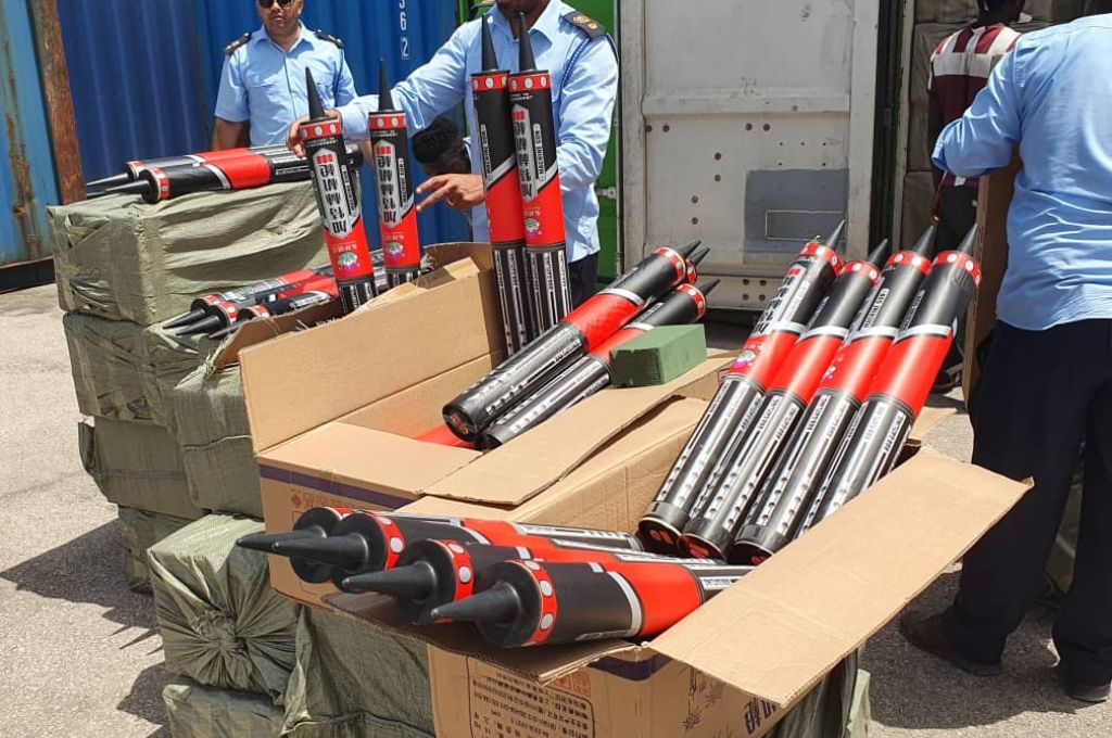 أعضاء مركز جمرك ميناء مصراتة البحري يضبط حاوية تحتوي على كميات كبيرة من الألعاب النارية