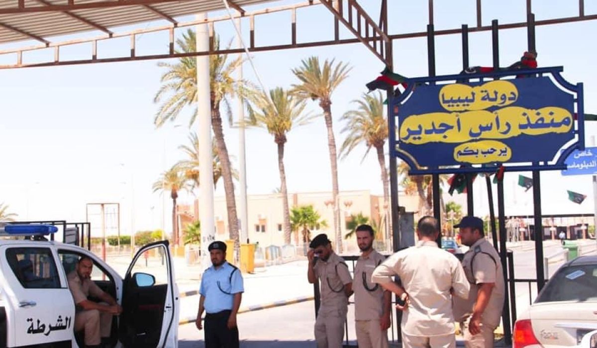 "داخلية الوفاق" تصدر أوامر بمغادرة مجموعة من التونسيين من ليبيا إلى أراضيهم