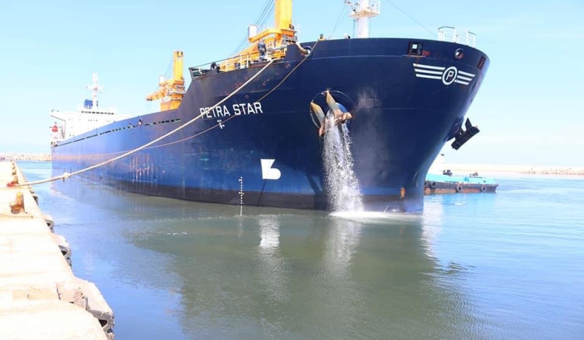 ميناء بنغازي البحري يستقبل عدداً من السفن التجارية