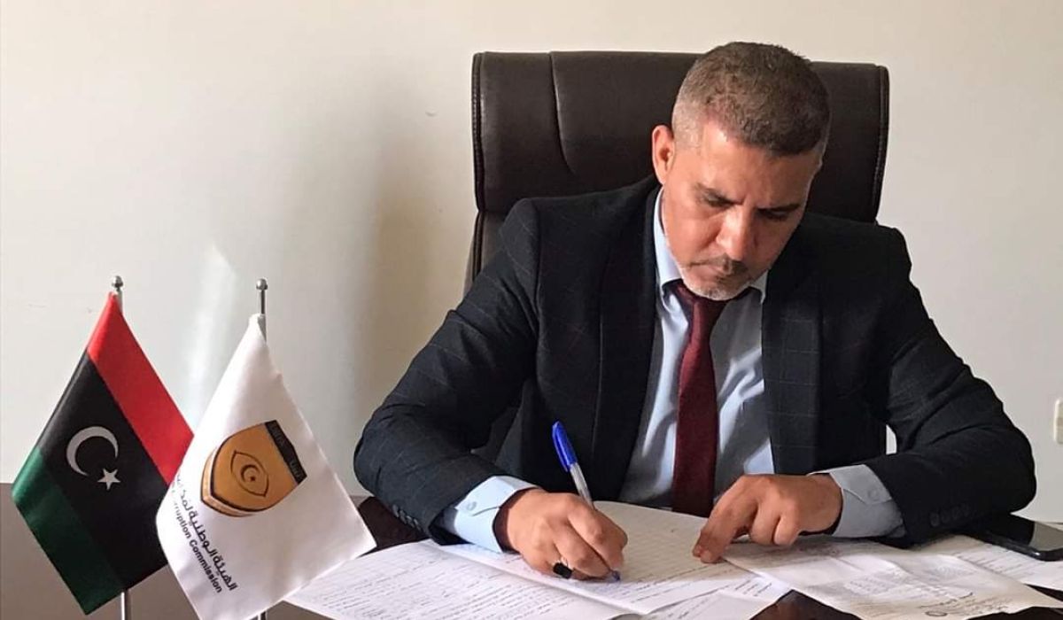 تعبئة نموذج إقرار الذمة المالية من قبل مدير إدارة فروع طرابلس بمصرف الوحدة